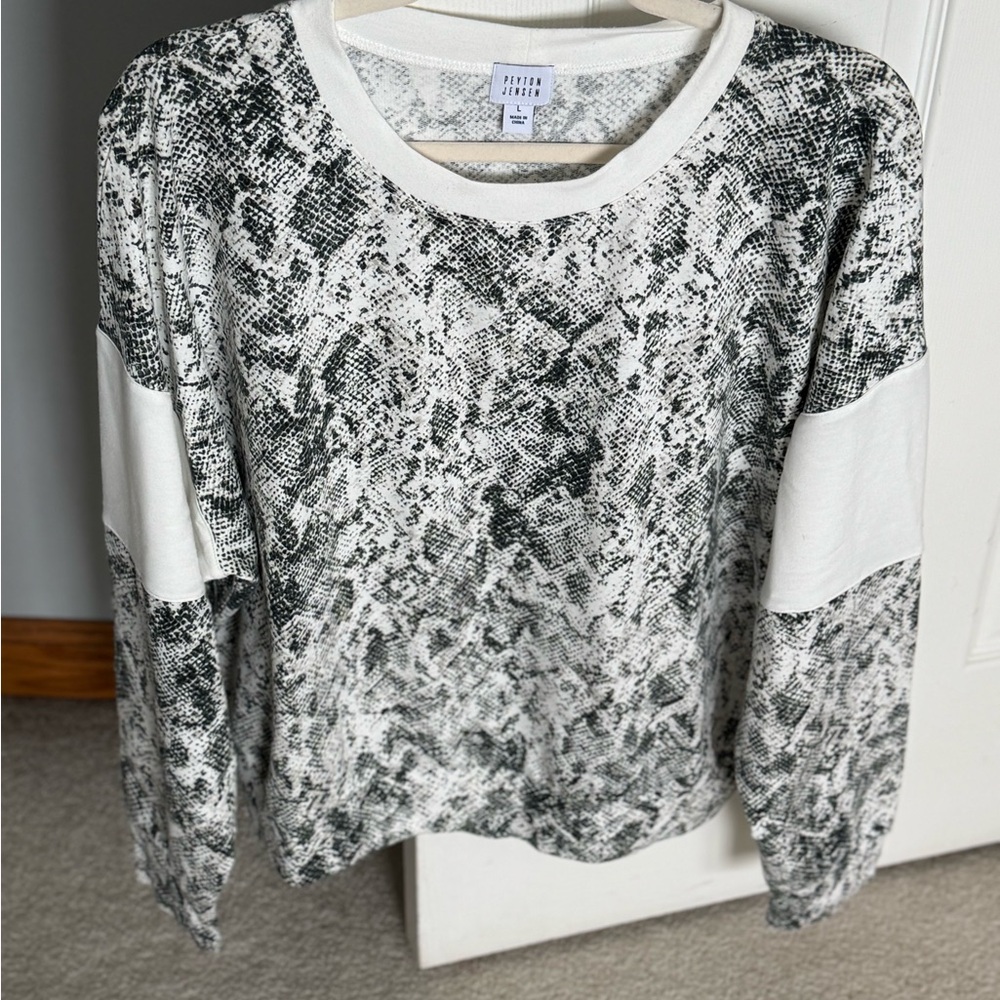 EverEve Peyton Jensen Black and White Graphic Sweatshirt Large